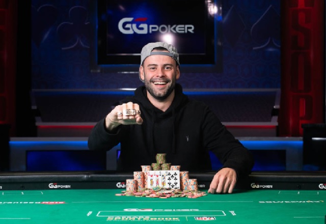 Роберт Коуэн с золотым браслетом на WSOP 2021